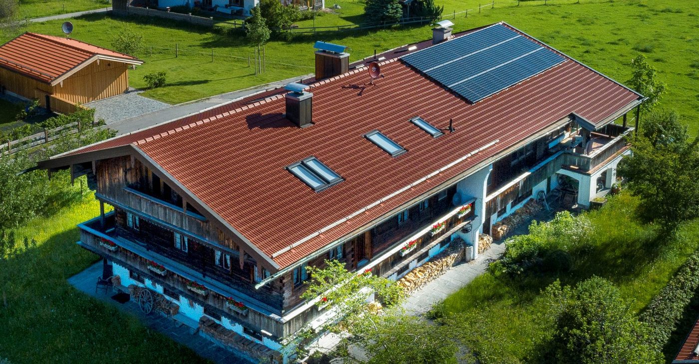 Luftbild: das Dach des Gasperhofs mit den Modulen der Photovoltaikanlage
