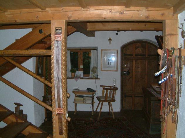 Flur mit Holztreppe und alter Haustür