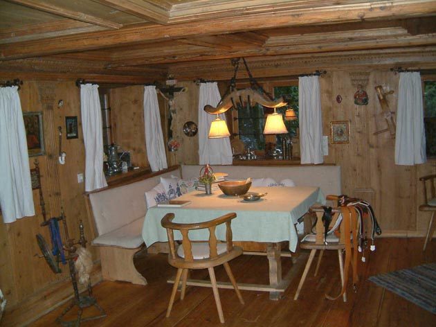 Holzvertäfelte Bauernstube mit Eckbank