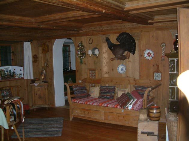 Bauernstube mit Kanapee und Kassettendecke