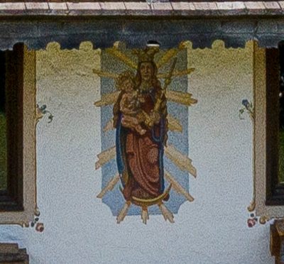 Gemalte Madonna mit Kind im Strahlenkranz