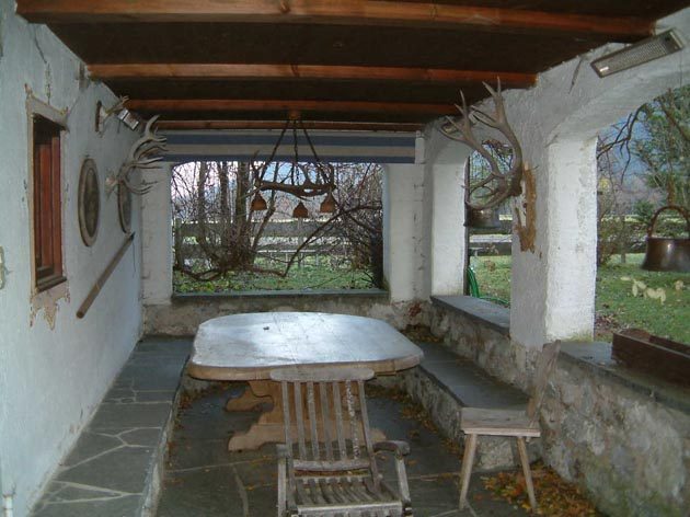 Überdachter Freisitz mit Steinboden