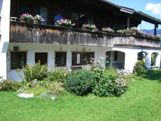 Laube mit Blumenkästen über dem Garten