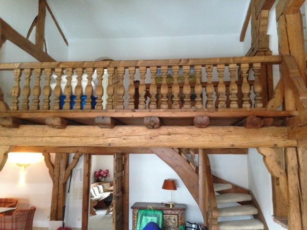 Galerie mit gedrechselten Holzbalustern